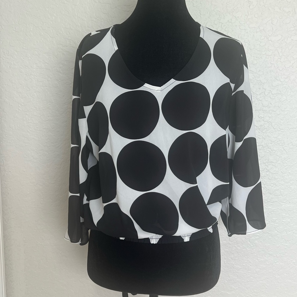 Milano Black and White Circle Pattern Blouse
Caja 5